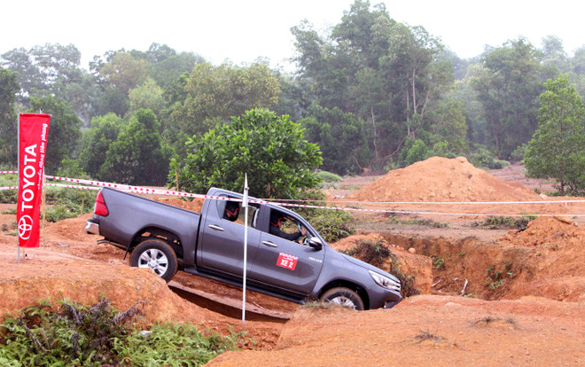 Trải nghiệm vượt địa hình với mẫu xe Toyota Hilux 2016 tại Đồng Mô ảnh 5