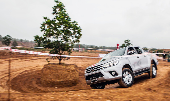 Trải nghiệm vượt địa hình với mẫu xe Toyota Hilux 2016 tại Đồng Mô ảnh 3