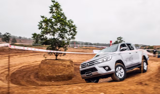 Trải nghiệm vượt địa hình với mẫu xe Toyota Hilux 2016 tại Đồng Mô ảnh 3