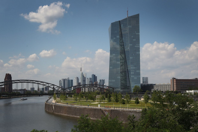 ECB sẽ chưa thắt chặt chính sách tiền tệ trong tương lai gần ảnh 1