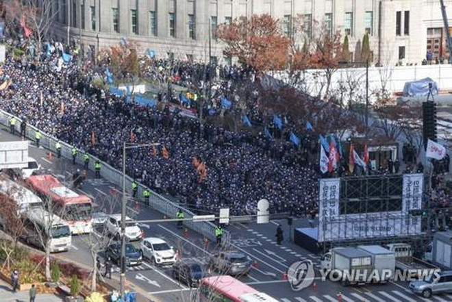Công nhân thuộc các nghiệp đoàn tại Seoul Metro tổ chức biểu tình bên cạnh Tòa thị chính Seoul để phát động một cuộc tổng đình công, ngày 30/11/2022. (Nguồn: Yonhap News Agency) Hàn Quốc nỗ lực giảm thiểu tác động từ cuộc đình công tại Seoul Metro ảnh 1