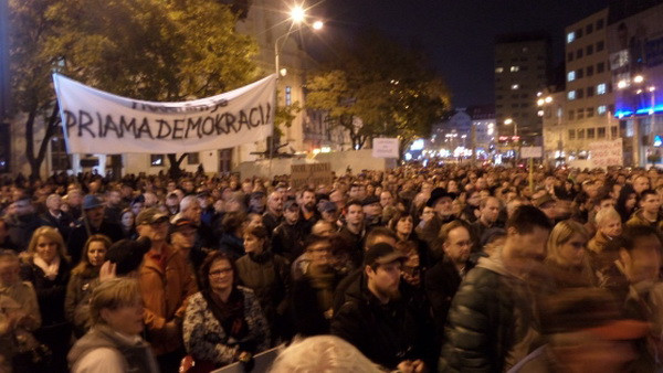 Người dân Slovakia tuần hành chống tham nhũng trong lĩnh vực y tế ảnh 1