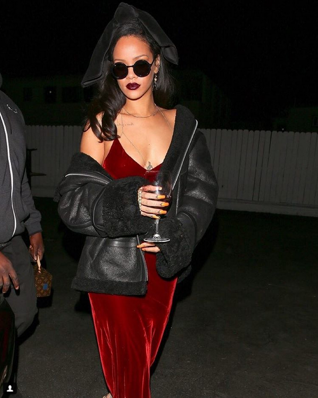 7 cách mặc đồ "thả rông" trong ngày Hè đẹp như Rihanna ảnh 10