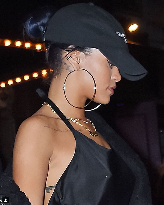 7 cách mặc đồ "thả rông" trong ngày Hè đẹp như Rihanna ảnh 2