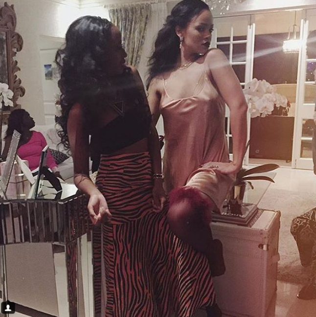 7 cách mặc đồ "thả rông" trong ngày Hè đẹp như Rihanna ảnh 3