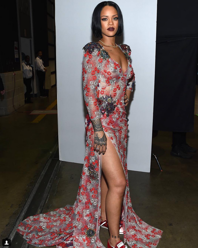 7 cách mặc đồ "thả rông" trong ngày Hè đẹp như Rihanna ảnh 7