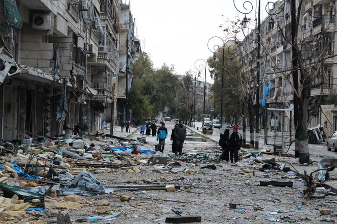 Lực lượng ủng hộ Chính phủ Syria trong chiến dịch giành lại quyền kiểm soát các khu vực do quân nổi dậy chiếm giữ ở thành phố Aleppo ngày 14/12. (Nguồn: AFP/TTXVN) Bắt đầu sơ tán dân thường và mở đường cho phiến quân rời Aleppo ảnh 1