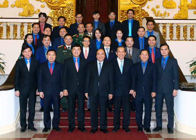 Thủ tướng Nguyễn Xuân Phúc chụp ảnh chung với các đại biểu. (Ảnh: Thống Nhất/TTXVN) Thủ tướng đồng ý chủ trương lập quỹ khởi nghiệp cho thanh niên ảnh 1