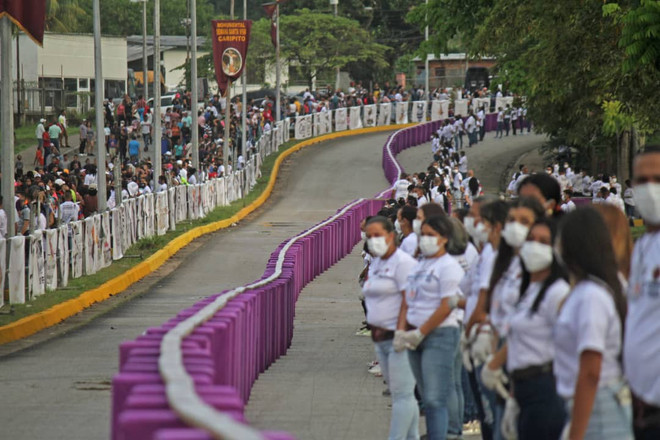 Hơn 600 người đã tham gia xếp các thanh chocolate vào vị trí. (Nguồn: maturinnews.com) Venezuela lập kỷ lục Guinness về chuỗi chocolate dài nhất thế giới ảnh 2