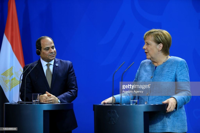 Thủ tướng Đức Angela Merkel và Tổng thống Ai Cập Abel Fattah Al-Sisi. (Nguồn: Getty) Đức đánh giá cao vai trò của Ai Cập trong tháo gỡ khủng hoảng Libya ảnh 1