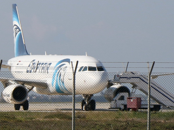 Kẻ bắt cóc máy bay của hãng EgyptAir thả thêm ít nhất 5 con tin ảnh 1