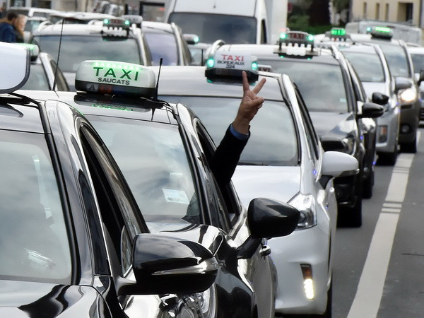 Nhiều sân bay cân nhắc áp dụng kiểm tra vân tay lái xe Uber ảnh 1