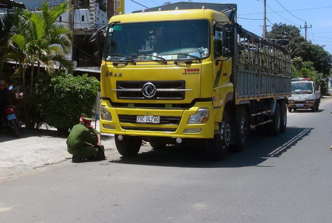 Va chạm xe tải chạy cùng chiều, một nữ sinh viên thiệt mạng ảnh 1
