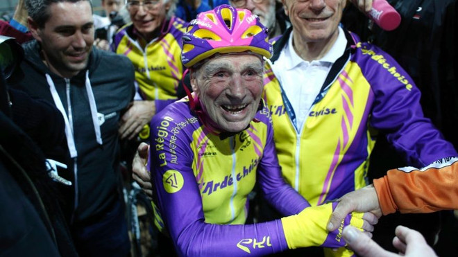 Cụ ông 105 tuổi người Pháp phá kỷ lục thế giới về đạp xe ảnh 1