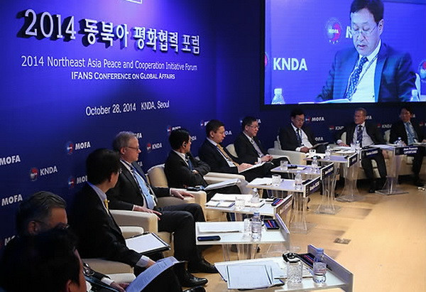 Các đại biểu tại diễn đàn. (Nguồn: Yonhap) Khai mạc Diễn đàn Hòa bình và Hợp tác Đông Bắc Á tại Hàn Quốc ảnh 1