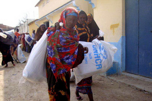 Người dân Somalia thuộc vùng Sừng châu Phi tiếp nhận hàng viện trợ của Liên hợp quốc. (Nguồn: un.org) EU hỗ trợ phát triển 3 tỷ euro cho khu vực Sừng châu Phi ảnh 1