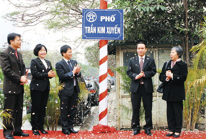 Ngày 5/3/2014, Thông tấn xã Việt Nam tổ chức Lễ gắn biển tên phố Trần Kim Xuyến tại phường Yên Hòa, quận Cầu Giấy, Thành phố Hà Nội. (Ảnh: Dương Giang/TTXVN) Nhớ về Nhà báo liệt sỹ đầu tiên của báo chí cách mạng Việt Nam ảnh 3