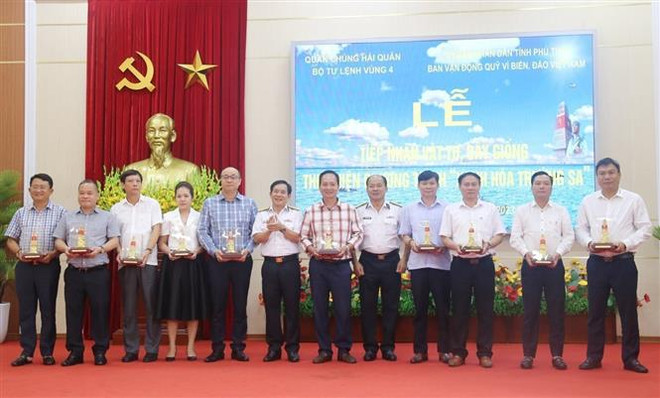 Đất Tổ Vua Hùng chung tay xây dựng Trường Sa thành quần đảo xanh ảnh 2