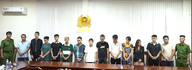 Các đối tượng trong đường dây làm giả con dấu, tài liệu bị bắt. (Nguồn: Lao Động) Thành phố Hồ Chí Minh triệt phá đường dây quy mô lớn làm giả giấy tờ ảnh 1
