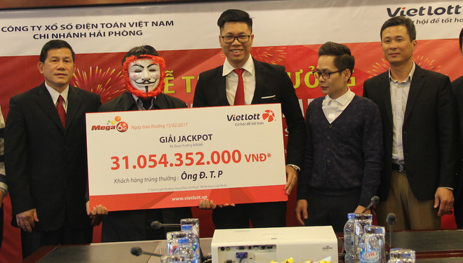 Khách hàng đầu tiên ở Hà Nội trúng Jackpot đã nhận gần 28 tỷ đồng ảnh 1