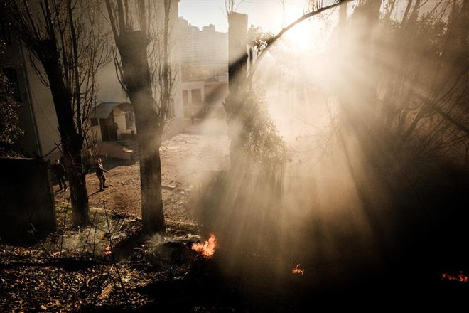 Hiện trường một vụ nổ tại thủ đô Kiev (Ukraine), ngày 17/10/2022. (Ảnh: AFP/TTXVN) Ukraine tiến hành trao đổi hơn 200 tù nhân vào ngày 17/10 ảnh 1