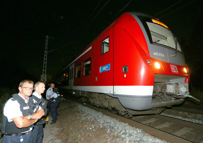 IS tung video thanh niên tấn công bằng rìu trên tàu hỏa ở Đức ảnh 1