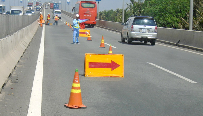 Cỏ mọc cao trên đường cao tốc vì chưa có hành lang pháp lý ảnh 1