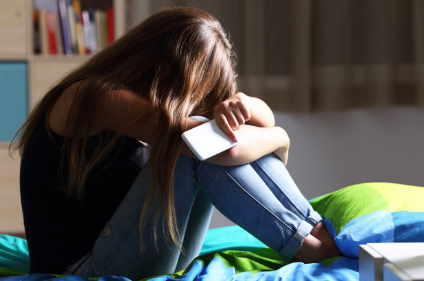 Instagram tung ra "màn hình nhạy cảm" sau các vụ tự tử của giới trẻ ảnh 1