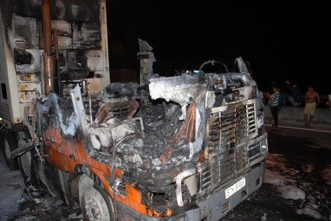 Một xe container đột ngột bốc cháy dữ dội khi đang lưu thông ảnh 3