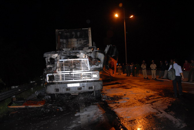 Một xe container đột ngột bốc cháy dữ dội khi đang lưu thông ảnh 1