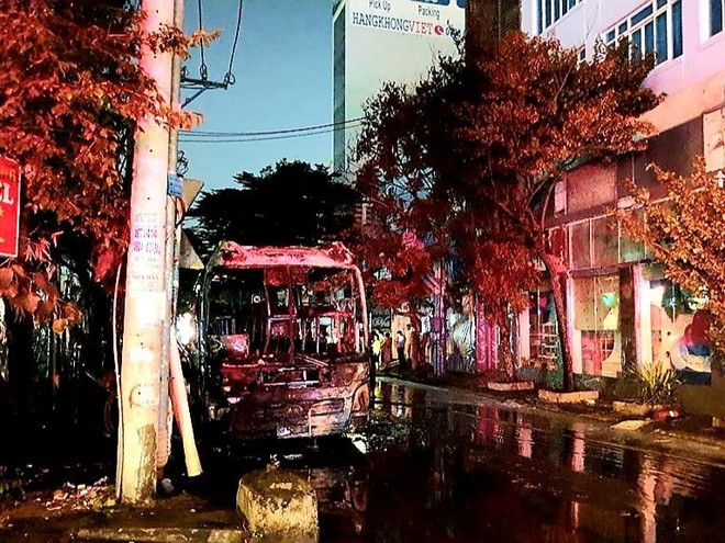 TP.Hồ Chí Minh: Một xe khách bất ngờ cháy rụi khi chờ khởi hành ảnh 1