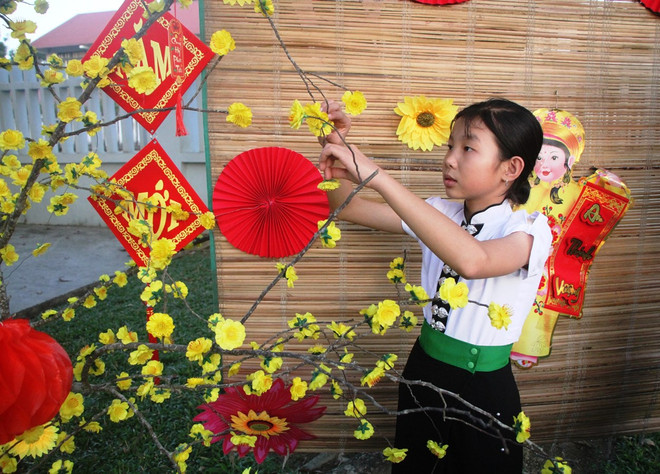 Trẻ em ở Làng Trẻ em SOS Điện Biên Phủ trang hoàng cây cảnh chuẩn bị đón Tết Nguyên đán 2024. (Ảnh: Phan Quân/TTXVN) dien bien_don tet.jpg