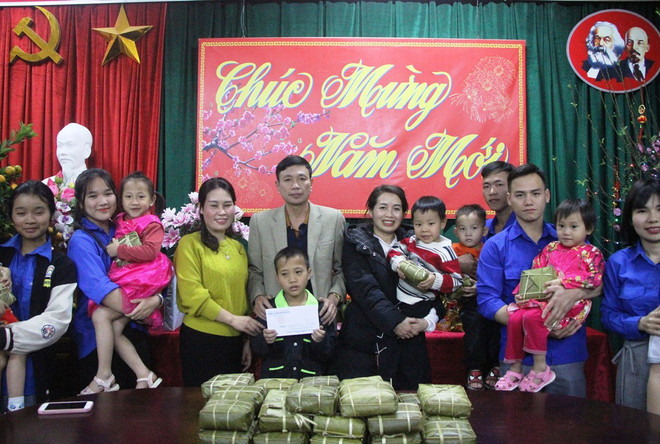 Để trẻ em nghèo, trẻ em có hoàn cảnh đặc biệt khó khăn trên địa bàn vui Xuân đón Tết, các cấp chính quyền, tổ chức, đoàn thể tỉnh Điện Biên đã dành tặng các em nhiều món quà, chương trình ý nghĩa. (Ảnh: Phan Quân/TTXVN) dien bien_banh chung.jpg