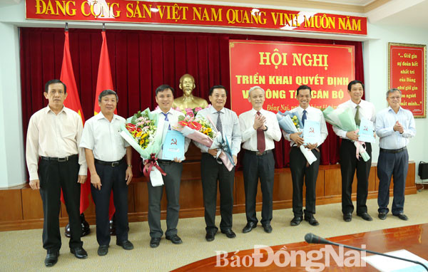 Lãnh đạo tỉnh chúc mừng các cán bộ được điều động bổ nhiệm. (Nguồn: Báo Đồng Nai) Đồng Nai bổ nhiệm Trưởng ban Nội chính Tỉnh ủy mới ảnh 1