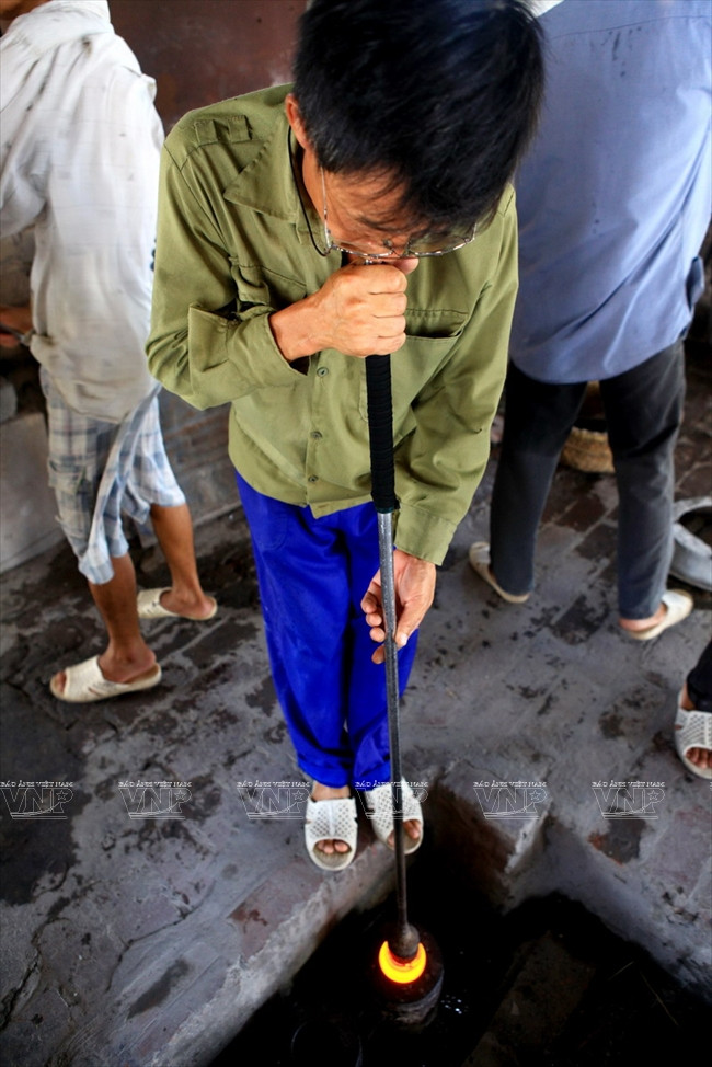 Chiêm ngưỡng những người thợ trong xưởng thủy tinh gần 2.000 độ ảnh 5