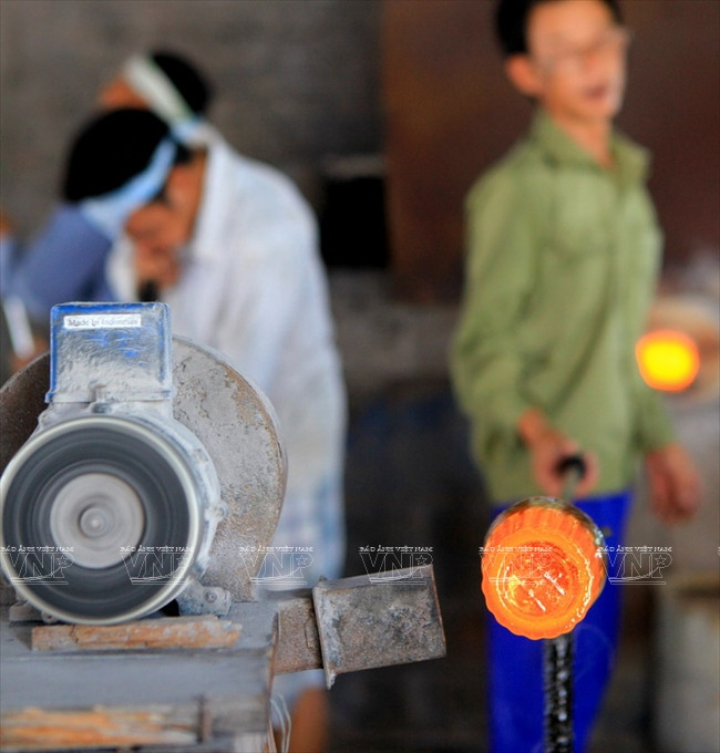 Chiêm ngưỡng những người thợ trong xưởng thủy tinh gần 2.000 độ ảnh 6