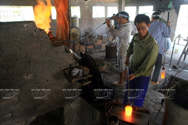 Chiêm ngưỡng những người thợ trong xưởng thủy tinh gần 2.000 độ ảnh 3