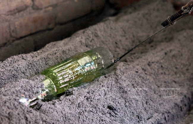 Chiêm ngưỡng những người thợ trong xưởng thủy tinh gần 2.000 độ ảnh 10