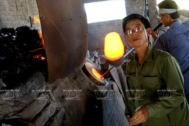 Chiêm ngưỡng những người thợ trong xưởng thủy tinh gần 2.000 độ ảnh 4