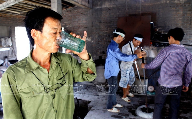 Chiêm ngưỡng những người thợ trong xưởng thủy tinh gần 2.000 độ ảnh 11