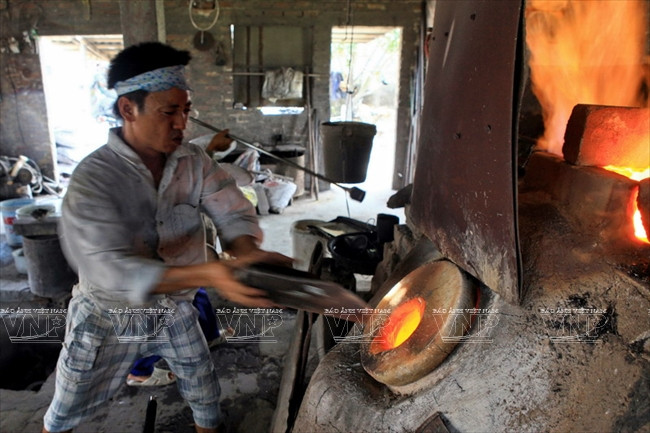 Chiêm ngưỡng những người thợ trong xưởng thủy tinh gần 2.000 độ ảnh 2