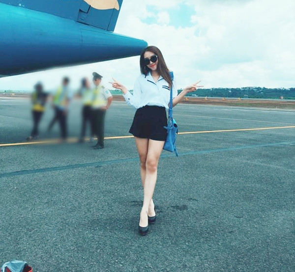 Học phong cách đường phố của các "hot girl" showbiz Việt ảnh 12