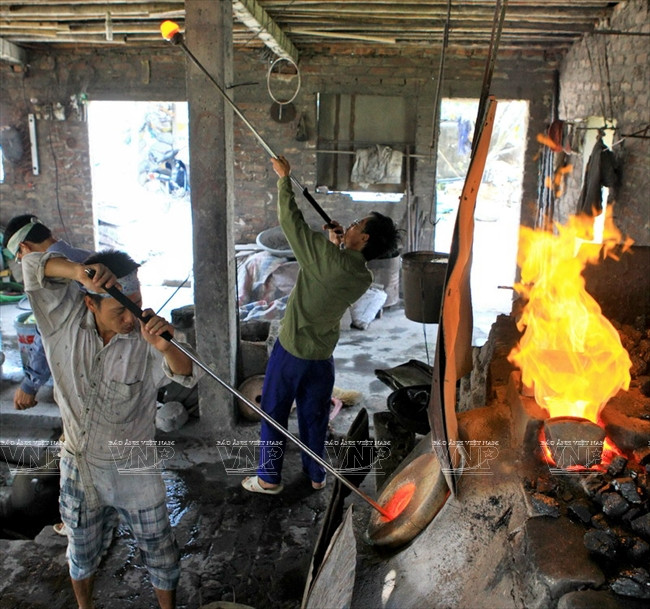 Chiêm ngưỡng những người thợ trong xưởng thủy tinh gần 2.000 độ ảnh 1