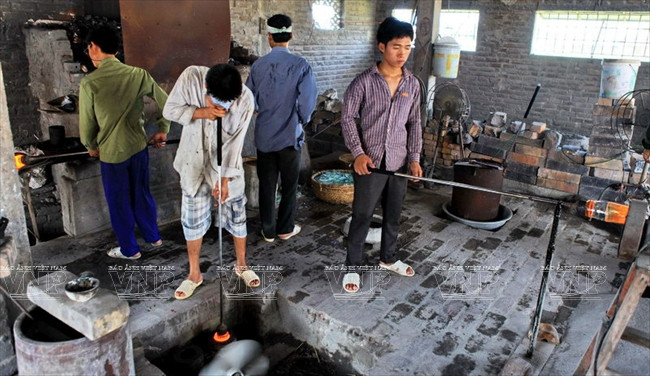 Chiêm ngưỡng những người thợ trong xưởng thủy tinh gần 2.000 độ ảnh 9