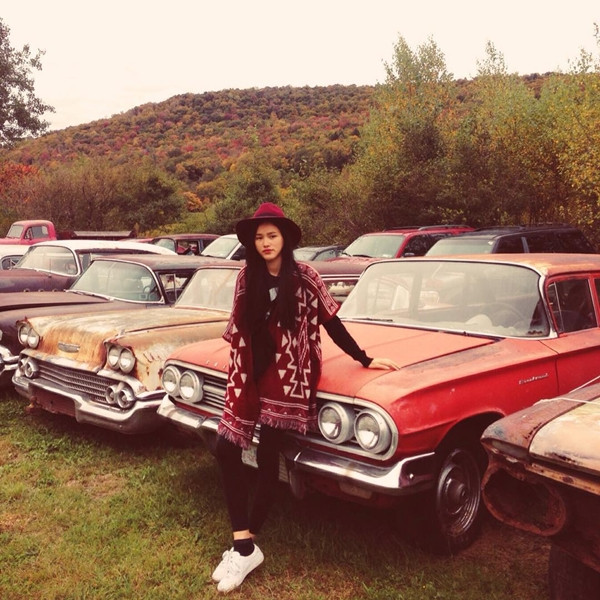 Học phong cách đường phố của các "hot girl" showbiz Việt ảnh 14