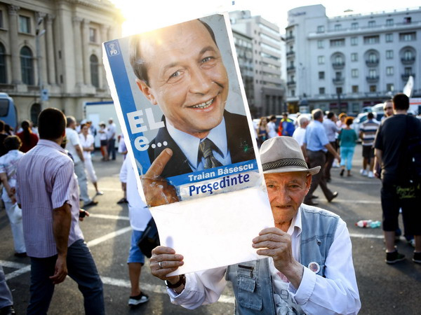 Quốc hội Romania yêu cầu Tổng thống Basescu từ chức ảnh 1