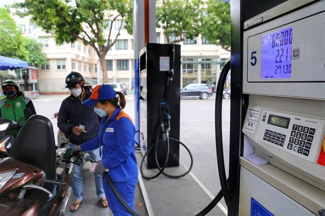 Xăng giảm, giá nhiều mặt hàng tiêu dùng và cước vận tải đã giảm theo ảnh 1