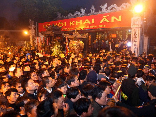 [Video] Hàng vạn người chen lấn trước Lễ Khai ấn đền Trần ảnh 1