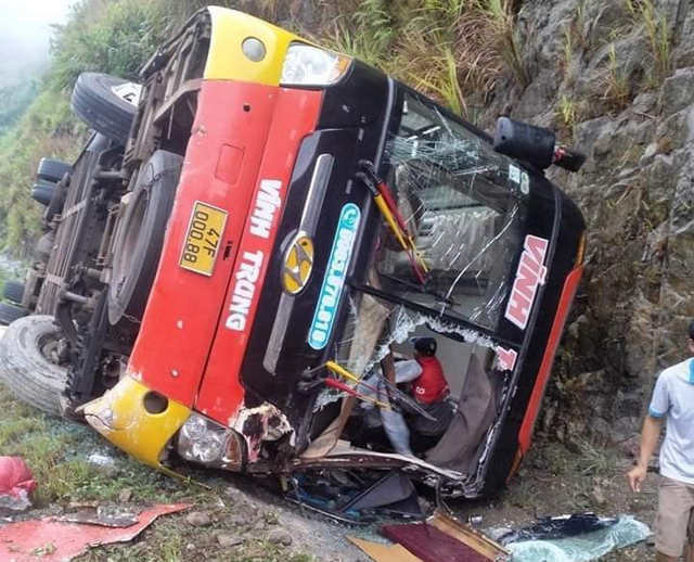 Điều tra nguyên nhân vụ lật xe khách trên Cao tốc La Sơn-Túy Loan ảnh 1