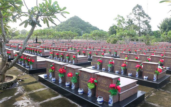 Hơn 9000 mộ phần nằm lớp lớp thẳng hàng giữa mênh mông gió và núi nơi vùng biên giới Tây Nam. (Ảnh: Công Mạo/TTXVN) Tháng Bảy về thăm “Nghĩa trang Trường Sơn” ở biên giới Tây Nam ảnh 2